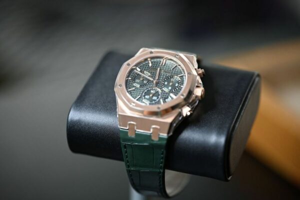 Audemars Piguet Royal Oak Chrono 50Th Anniversary Green Dial Watch - Image 2