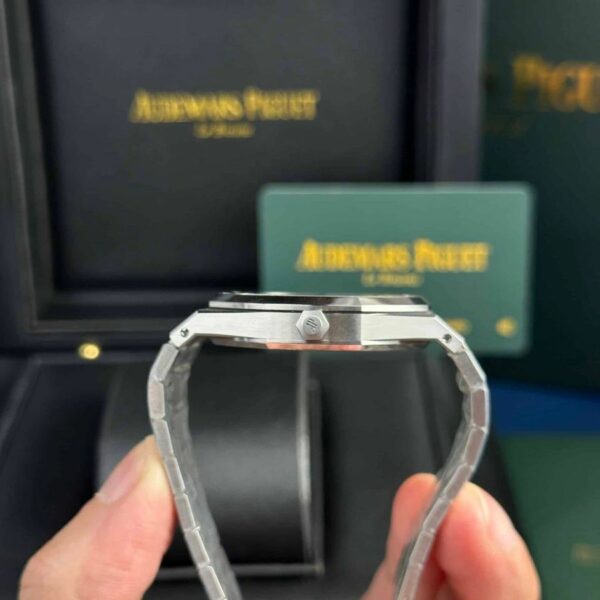 Audemars Piguet Royal Oak Jumbo 15202PT.OO.1240PT.01 Watch - Image 3