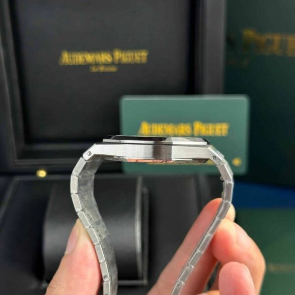 Audemars Piguet Royal Oak Jumbo 15202PT.OO.1240PT.01 Watch - Image 2