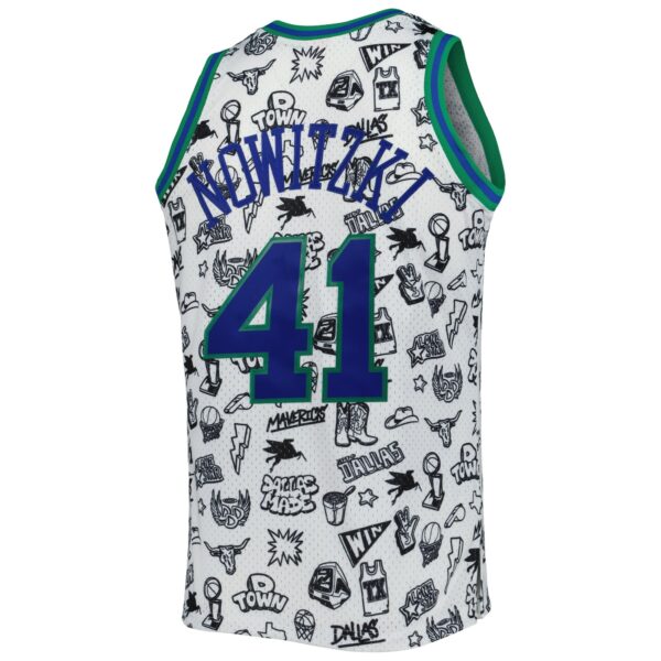 Dirk Nowitzki Dallas Mavericks Mitchell & Ness 1998/99 Hardwood Classics Doodle Swingman Jersey - White - Image 4