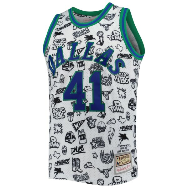 Dirk Nowitzki Dallas Mavericks Mitchell & Ness 1998/99 Hardwood Classics Doodle Swingman Jersey - White - Image 3