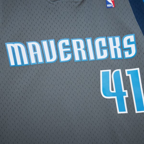 Dirk Nowitzki Dallas Mavericks Mitchell & Ness 2003/04 Hardwood Classics Swingman Jersey - Gray - Image 5