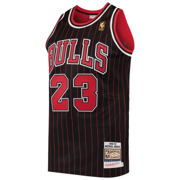 Michael Jordan Chicago Bulls Mitchell & Ness 1996/97 Hardwood Classics Authentic Jersey - Black - Image 3
