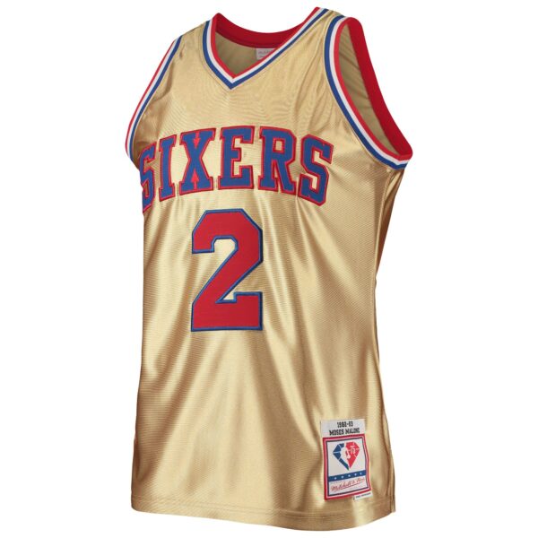 Moses Malone Philadelphia 76ers Mitchell & Ness 75th Anniversary 1982/83 Hardwood Classics Swingman Jersey - Gold - Image 3