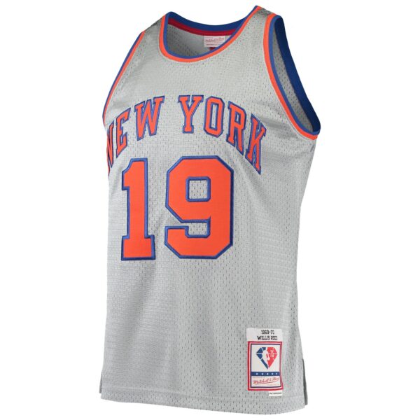 Willis Reed New York Knicks Mitchell & Ness 75th Anniversary 1969/70 Hardwood Classics Swingman Jersey - Silver - Image 3